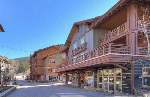 Copper Mountain Village Apartamento | Tucker Mountain Hotel Style Room with 2 Beds #209A by RedAwning