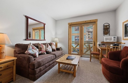 Copper Mountain Village Apartamento | Tucker Mountain Hotel Style Room with 1 Bed #207A by RedAwning
