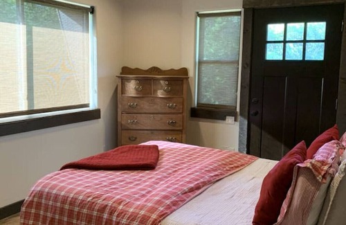Paonia Otro | Tuckers Tack Room Private Bedroom and Bathroom