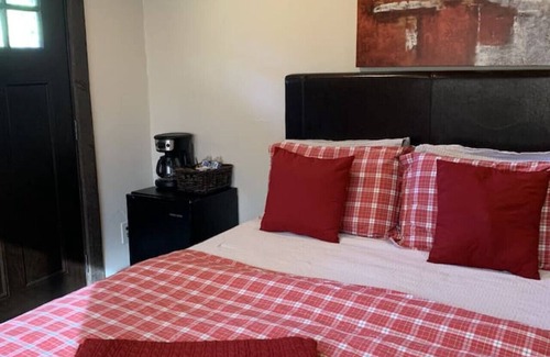 Paonia Otro | Tuckers Tack Room Private Bedroom and Bathroom