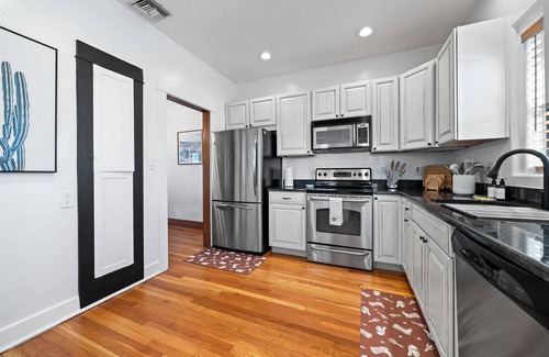 Sam Hughes Casa | Charming Private 2-bedroom house steps from UofA Football Stadium!