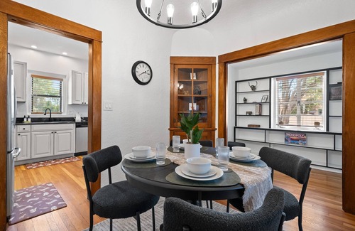 Sam Hughes Casa | Charming Private 2-bedroom house steps from UofA Football Stadium!