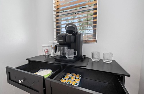 Sam Hughes Casa | Charming Private 2-bedroom house steps from UofA Football Stadium!