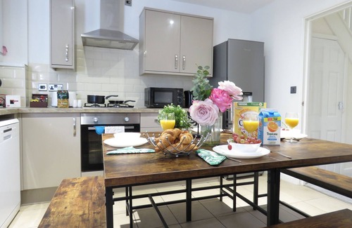 Birmingham Casa | Tudors eSuites 4 Bedroom House