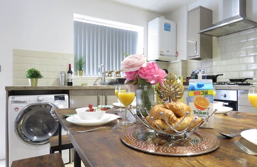Birmingham Casa | Tudors eSuites 4 Bedroom House