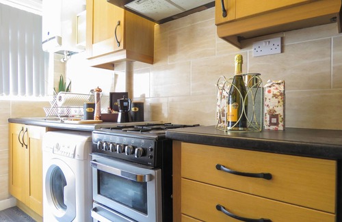 Coventry Apartamento | Tudors eSuites 4 Bedroom House with Garden & 9 Beds