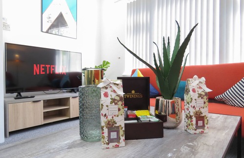 Coventry Apartamento | Tudors eSuites 4 Bedroom House with Garden & 9 Beds