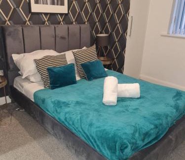 Bordesley Apartamento | Tudors eSuites - Three Bedroom House with Garden and Driveway #24StL