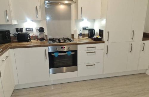 Bordesley Apartamento | Tudors eSuites - Three Bedroom House with Garden and Driveway #24StL
