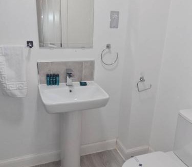 Bordesley Apartamento | Tudors eSuites - Three Bedroom House with Garden and Driveway #24StL