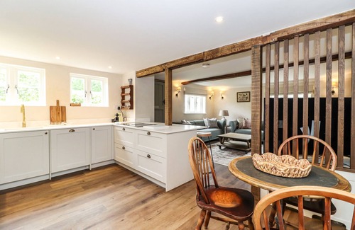 Chipperfield Cabaña | TUFFS FARM COTTAGE, pet friendly, with open fire in Chipperfield