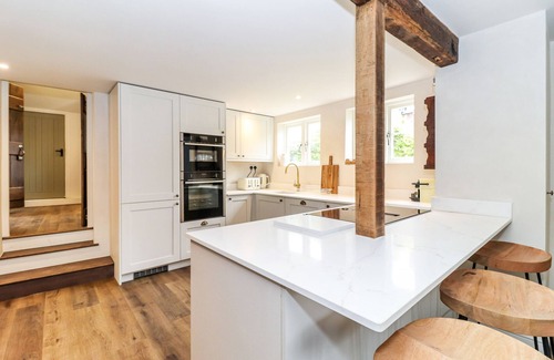 Chipperfield Cabaña | TUFFS FARM COTTAGE, pet friendly, with open fire in Chipperfield