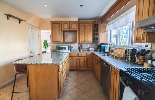 Medford Casa | Tufts 4BD/2BA - 5.MIN to Harvard&Boston / Free Parking / Walk to Subway