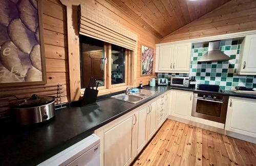 Ampney Crucis Casa | Tufty Lodge on the side of Lake Pochard