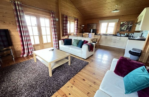 Ampney Crucis Casa | Tufty Lodge on the side of Lake Pochard