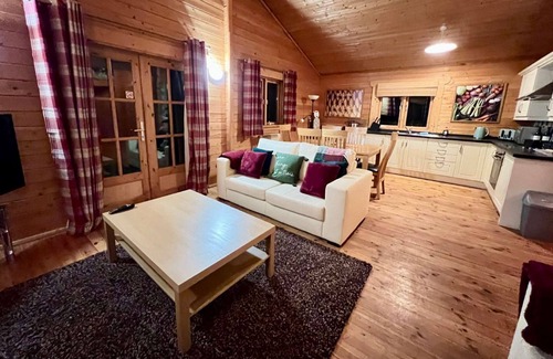Ampney Crucis Casa | Tufty Lodge on the side of Lake Pochard