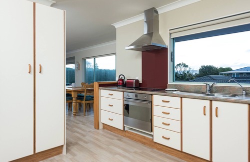 Bowentown Cabaña | Tuis Nest - Bowentown Holiday Home