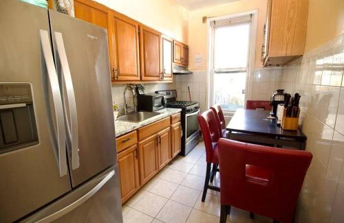 Bedford-Stuyvesant Apartamento | Tuk Ahoy - Sapphire Suite 1B with Shared Spaces