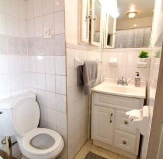 Bedford-Stuyvesant Apartamento | Tuk Ahoy - Sapphire Suite 1B with Shared Spaces