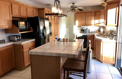 Tulare Casa | ¡La búsqueda rara de Tulare con una piscina! Ubicado en el corazón de las tierras de cultivo de California.
