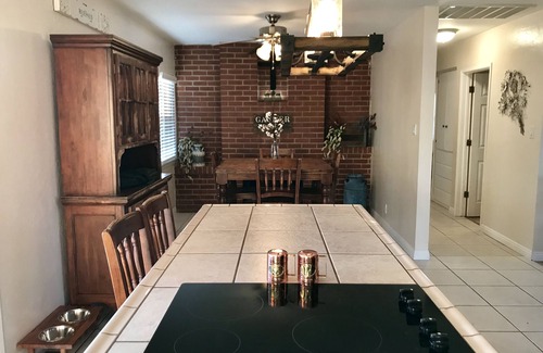 Tulare Casa | ¡La búsqueda rara de Tulare con una piscina! Ubicado en el corazón de las tierras de cultivo de California.