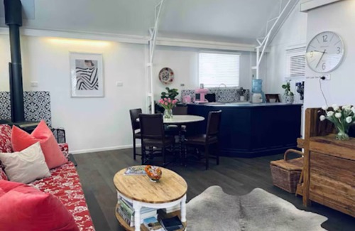 Ballandean Cabaña | Tulip Cottage in Wine Country with fireplace, garden and outdoor bath house,