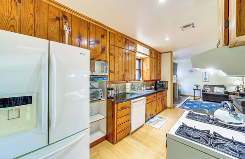 Tulsa Cabaña | Tulsa Cottage w/ Hot Tub: 4 Mi to Downtown