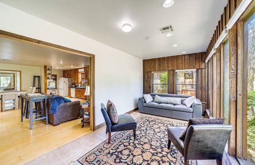 Tulsa Cabaña | Tulsa Cottage w/ Hot Tub: 4 Mi to Downtown