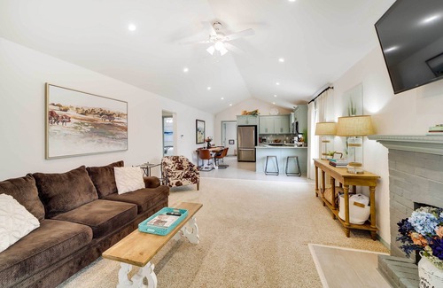 Cherry Street Casa | Tulsa Vacation Home ~ 3 Mi to Downtown