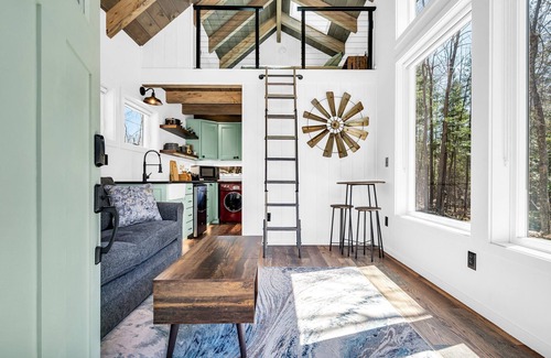Weld Cabina | Tumbledown Tiny Home w/ Hot Tub! Awesome hiking area!