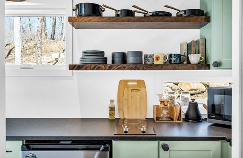 Weld Cabina | Tumbledown Tiny Home w/ Hot Tub! Awesome hiking area!