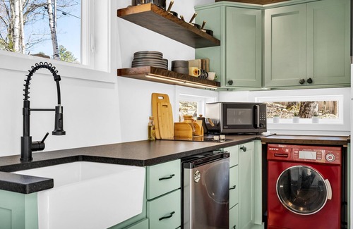 Weld Cabina | Tumbledown Tiny Home w/ Hot Tub! Awesome hiking area!