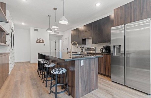 Shawnee Apartamento | Tumbleweed - Walkable + Dog Park + Balcony + Garage