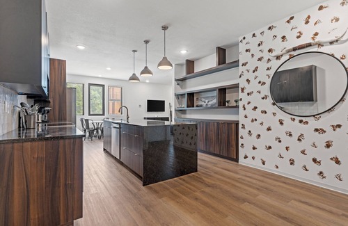 Shawnee Apartamento | Tumbleweed - Walkable + Dog Park + Balcony + Garage