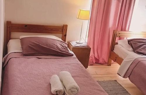 Ipsos Casa | Tune Inn Activity Guesthouse- Over 24's