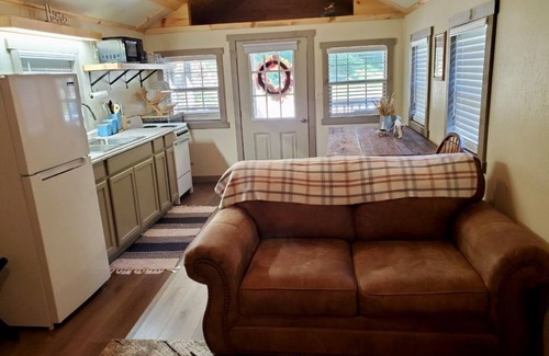 Elkins Cabina | Tunnel Mountain Getaways- Cozy Retreat with Scenic Views!