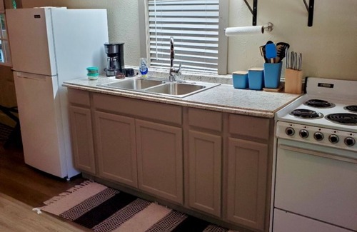 Elkins Cabina | Tunnel Mountain Getaways- Cozy Retreat with Scenic Views!
