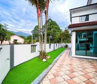 Kampung Aman Casa | Tupai Mas Semi-D 4BR 2mins to LakeGarden & Zoo