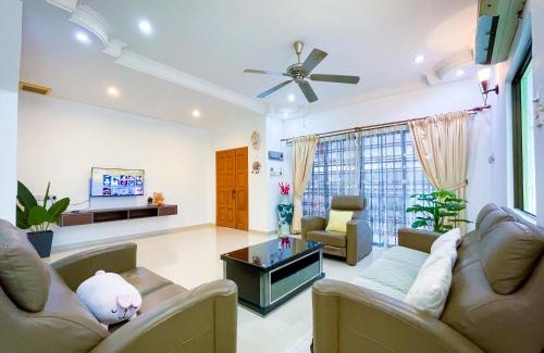 Kampung Aman Casa | Tupai Mas Semi-D 4BR 2mins to LakeGarden & Zoo