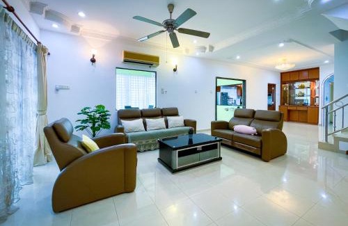 Kampung Aman Casa | Tupai Mas Semi-D 4BR 2mins to LakeGarden & Zoo