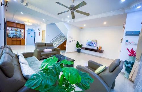 Kampung Aman Casa | Tupai Mas Semi-D 4BR 2mins to LakeGarden & Zoo
