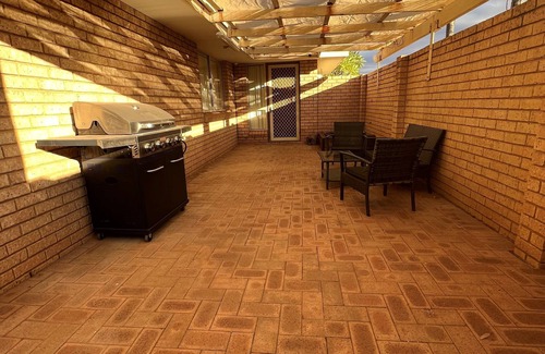 South Kalgoorlie Casa | Tupper Retreat - Modern 3 Bedroom 2 bathroom home with ALL amenities!!