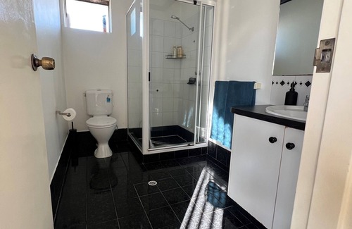 South Kalgoorlie Casa | Tupper Retreat - Modern 3 Bedroom 2 bathroom home with ALL amenities!!