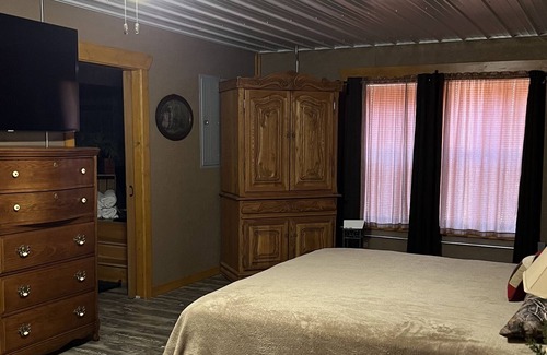 Osceola Cabina | Turkey Creek Barndominium home in country setting located in Osceola, Missouri