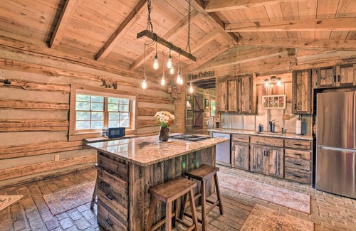 Clyde Cabina | 'Turkey Hollow Cabin' w/ Stunning Open Views!