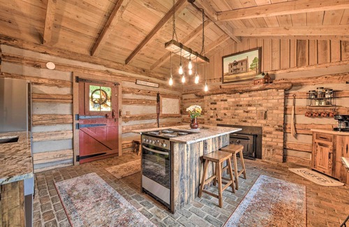 Clyde Cabina | 'Turkey Hollow Cabin' w/ Stunning Open Views!