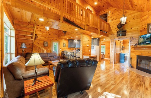 Bryant Cabina | Turkey Hollow cabin with a private hot tub!