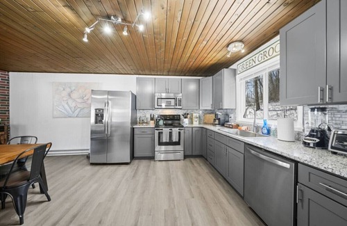 Streetsboro Cabina | Turkey Trot At Heron Hill Retreat Hot Tub On Lake!