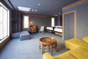 Shinsencho Hostal | Turn Table