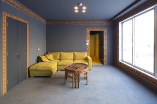 Shinsencho Hostal | Turn Table